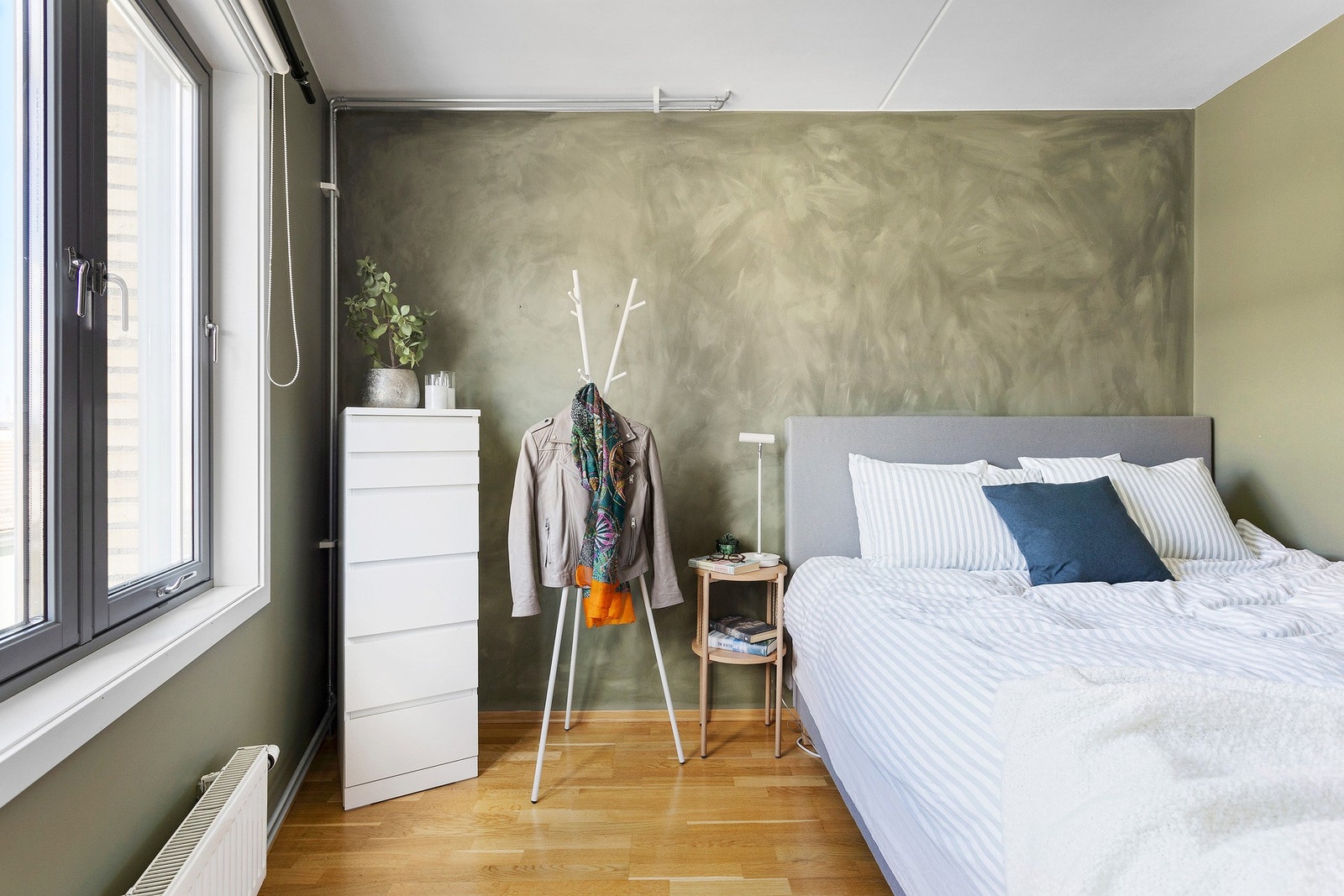 Innbydende soverom med plass til dobbeltseng og nattbord. Galleribilde