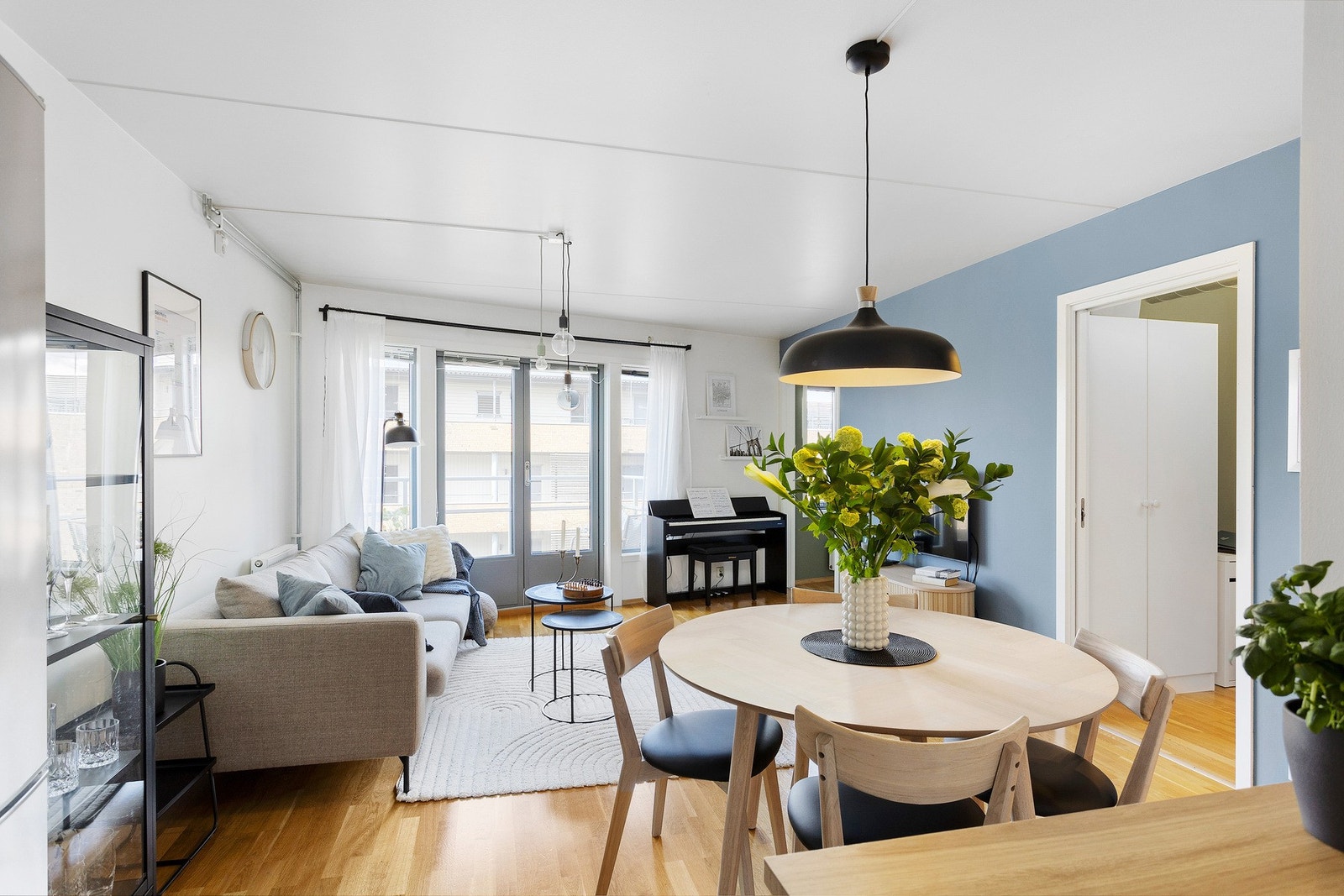 Luftig og romslig stue med gode møbleringsmuligheter, og store vindusflater som slipper lyset fint inn. Galleribilde