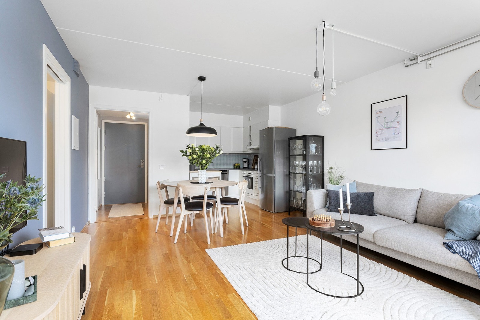 Kjøkkenet ligger i åpen og sosial løsning til stue, praktisk plassert i egen krok. Galleribilde