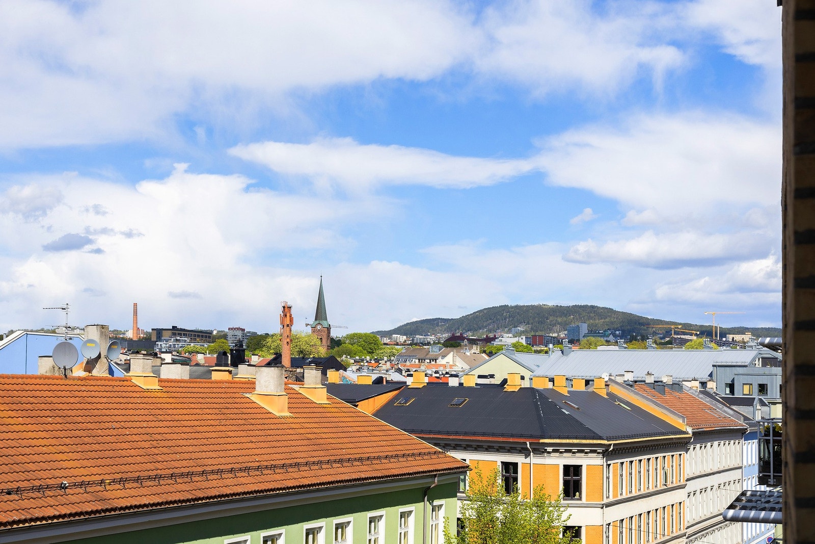 Boligen ligger høyt og fritt i byggets 6-etajse, så her får du flott utsikt fra balkongen. Galleribilde