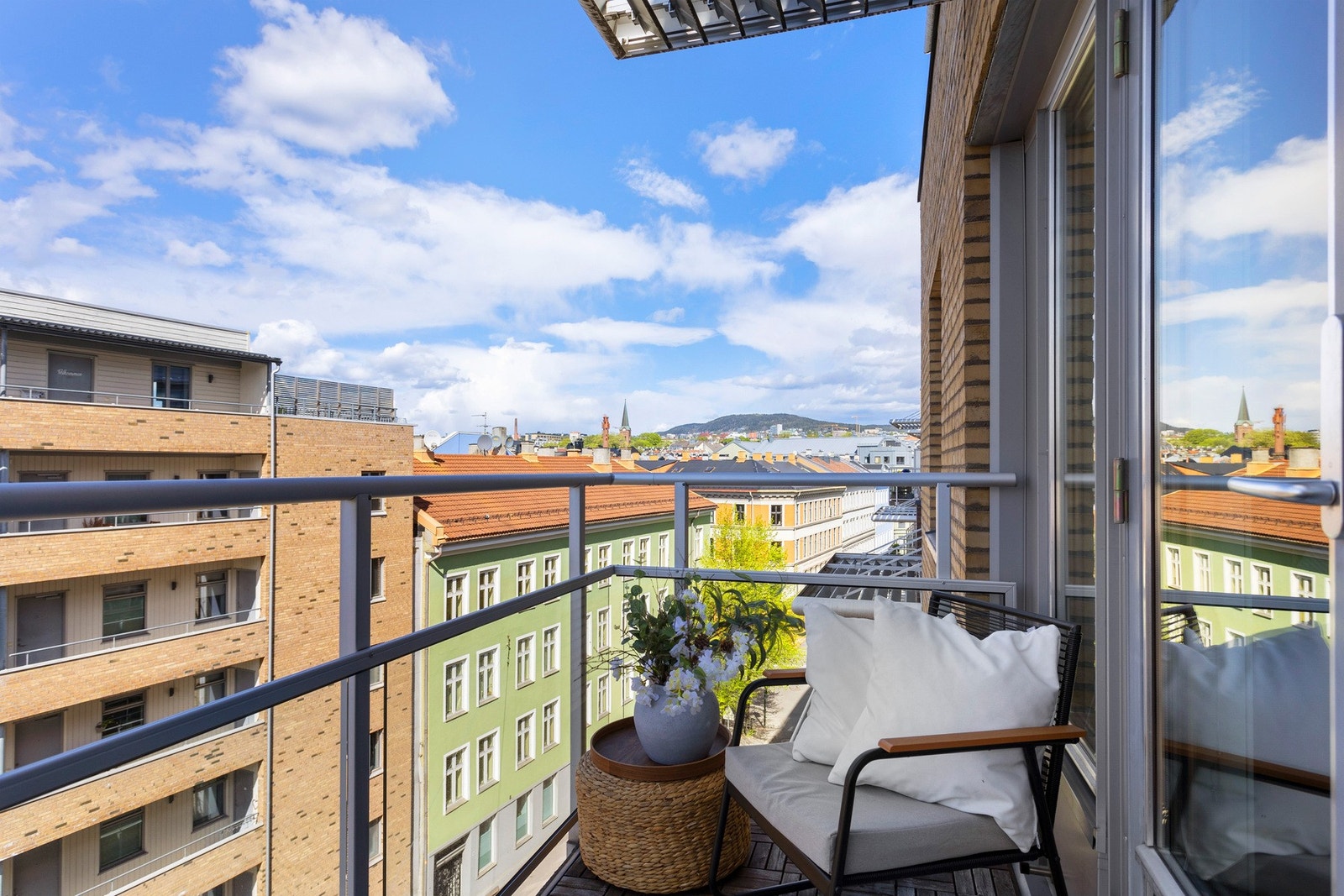 Boligen byr blant annet på en herlig, solrik balkong. Galleribilde