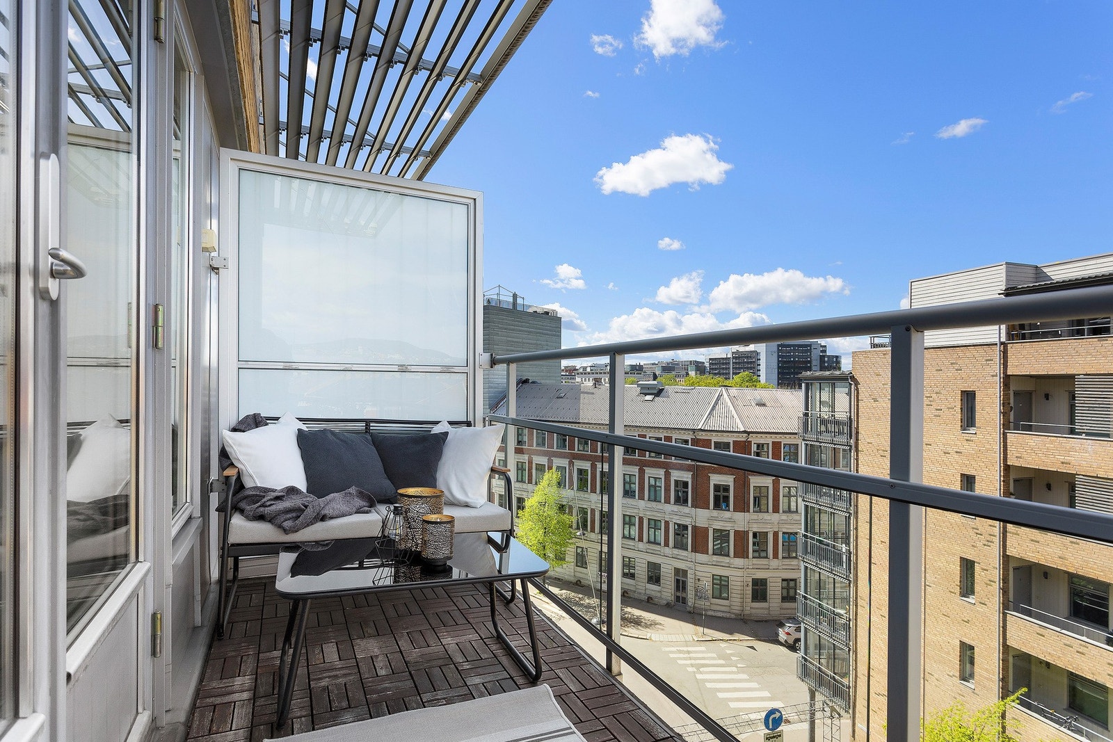 Fra stuen er det utgang til denne herlige balkongen på ca. 5 kvm. Galleribilde