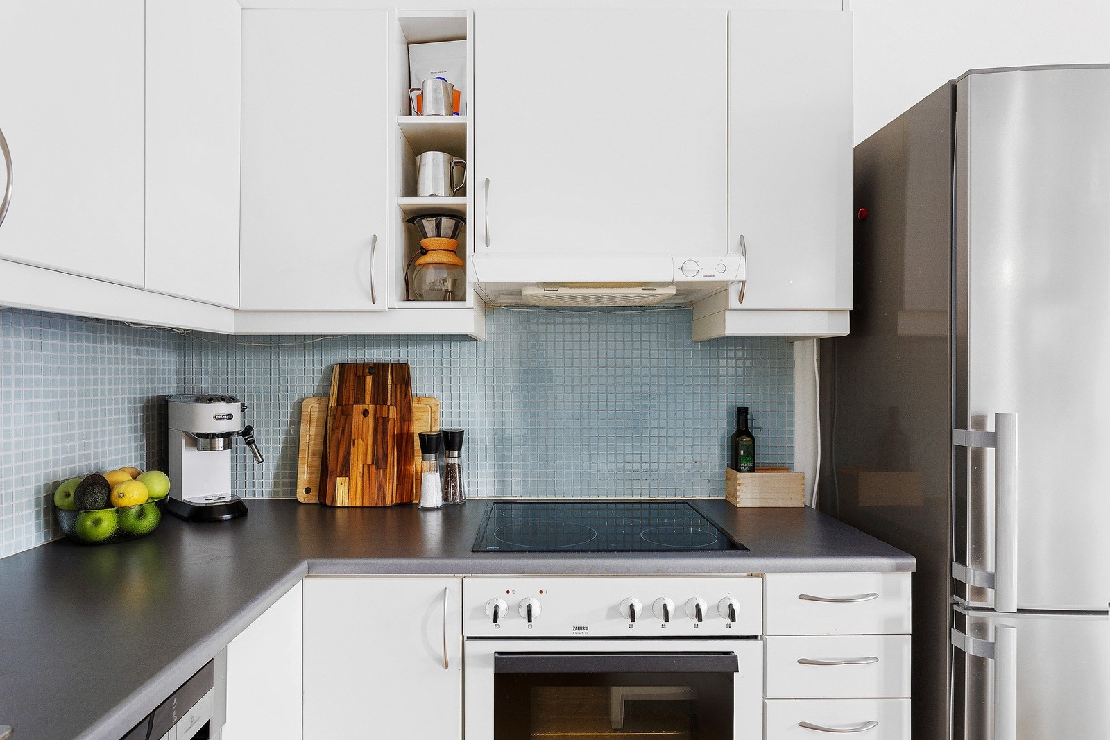 Her er det godt med skap- og benkeplass. Kjøleskap og oppvaskmaskin medfølger i handelen. Galleribilde