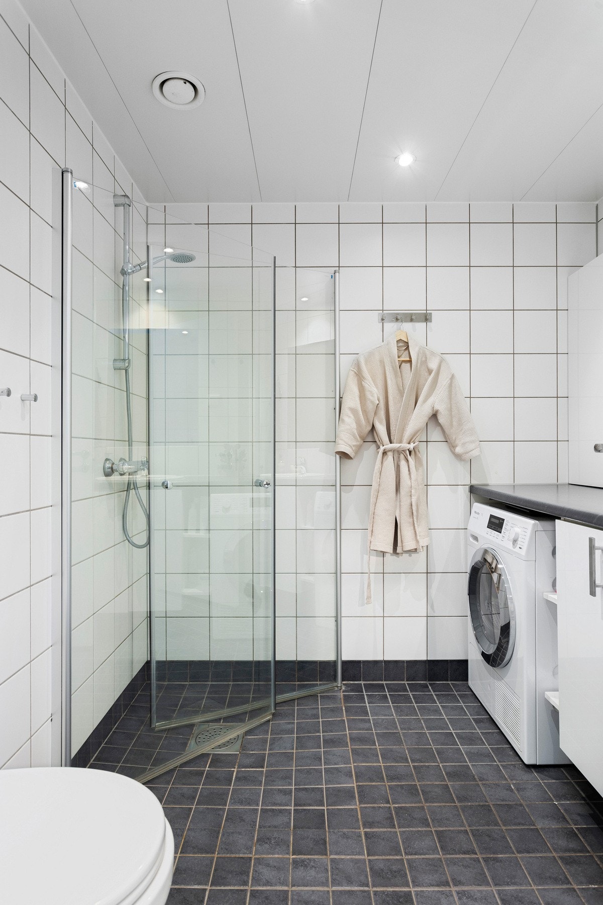 Delikat, flislagt bad av god størrelse med varmekabler i gulv. Galleribilde