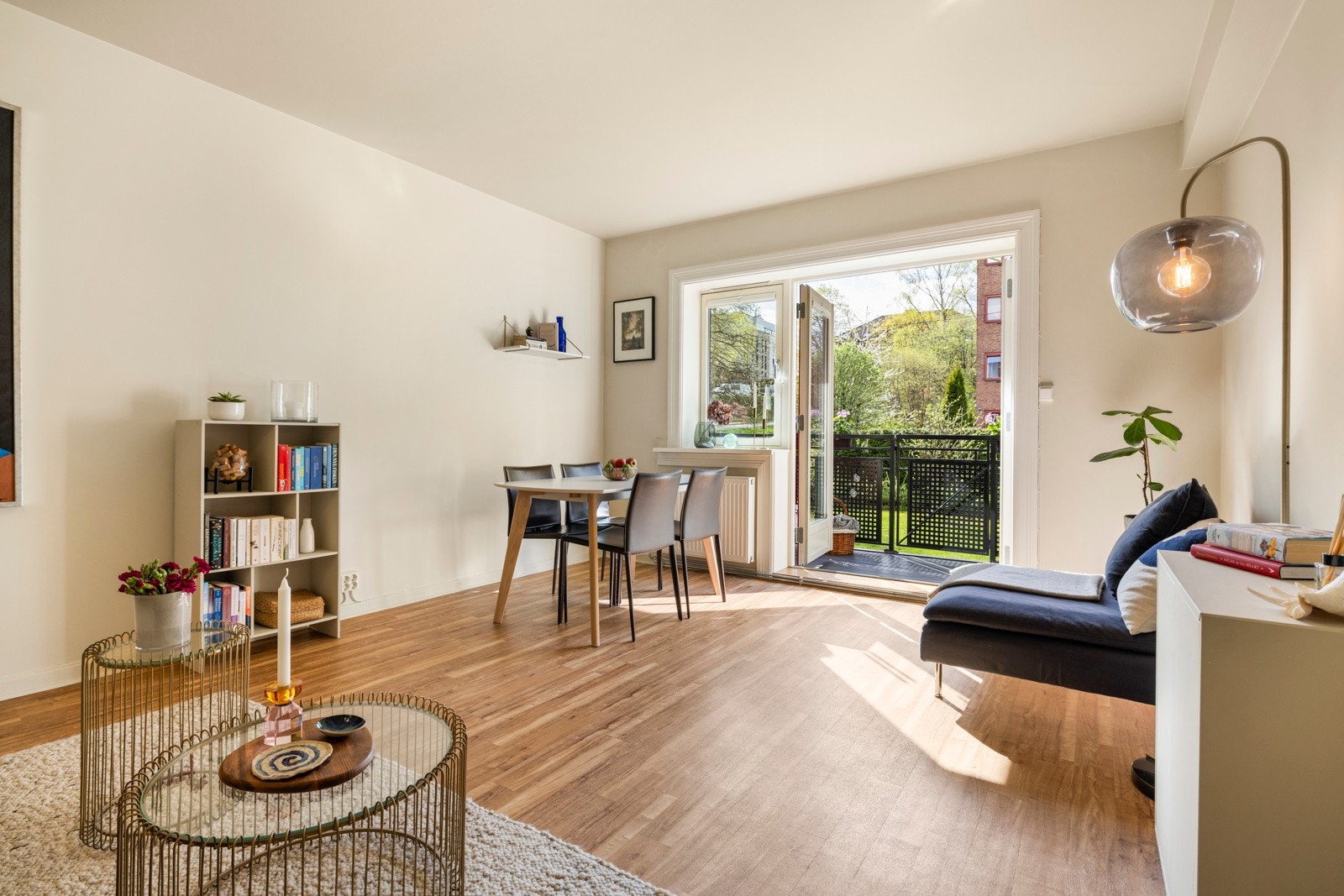 - Et stort rom som gir plass til både stueområde og spisehjørne - Galleribilde