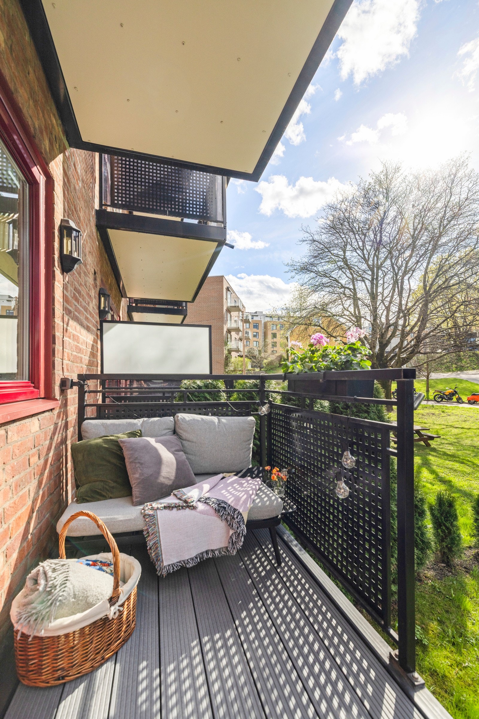 - Balkongen har god plass til en hyggelig sittegruppe hvor man kan nyte solen - Galleribilde