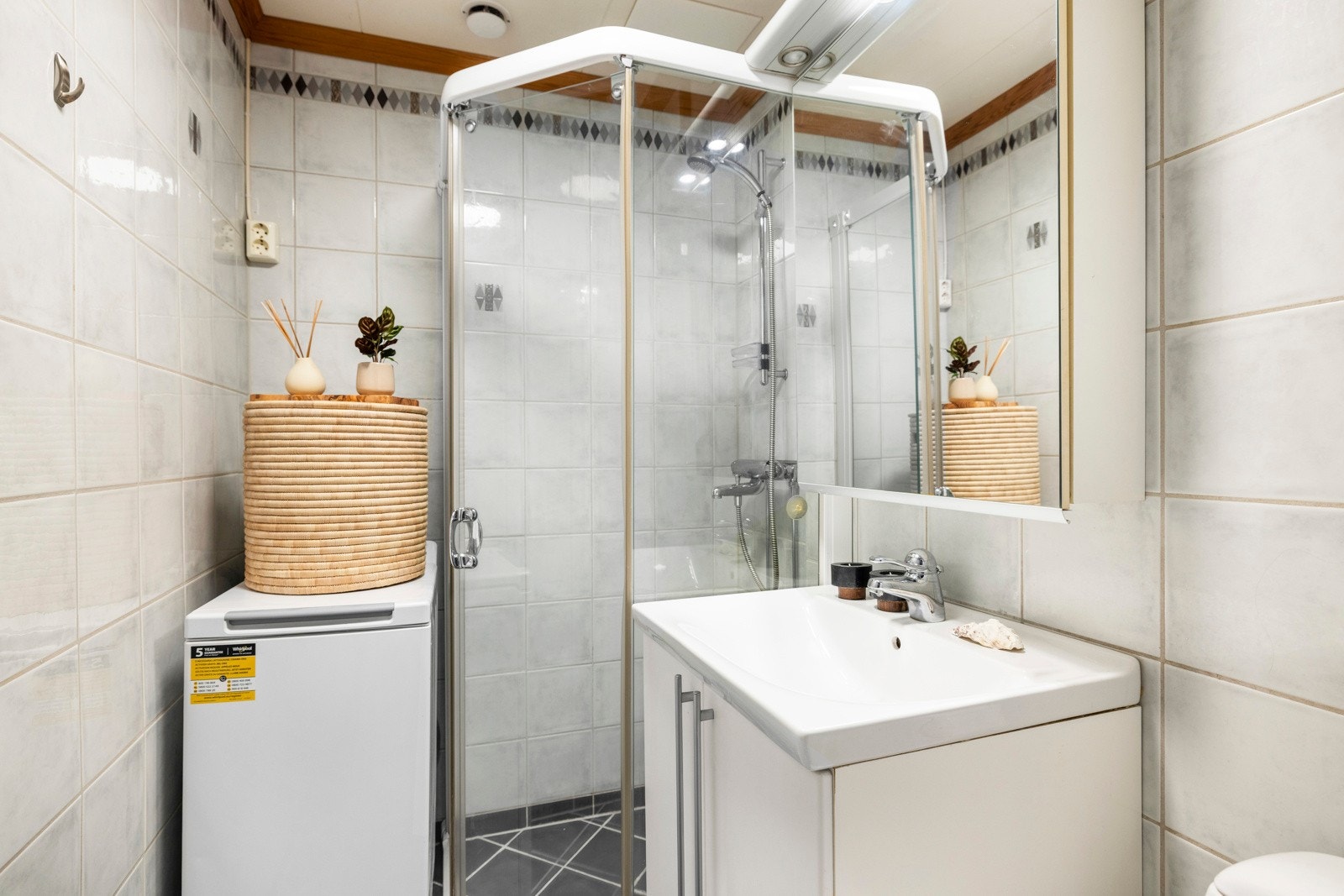 - Bad består av servant på vegghengt servantskap, dusjskyvedører med fronter i glass og gulvstående toalett - Galleribilde