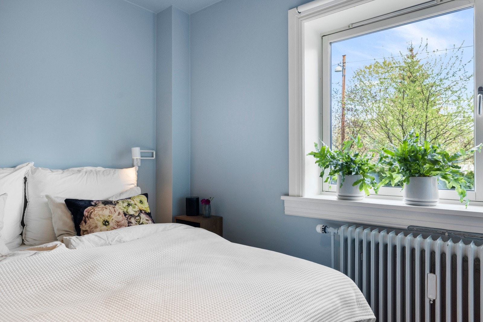 - Leilighetens soverom av god størrelse plass til dobbeltseng, nattbord og kommode - Galleribilde