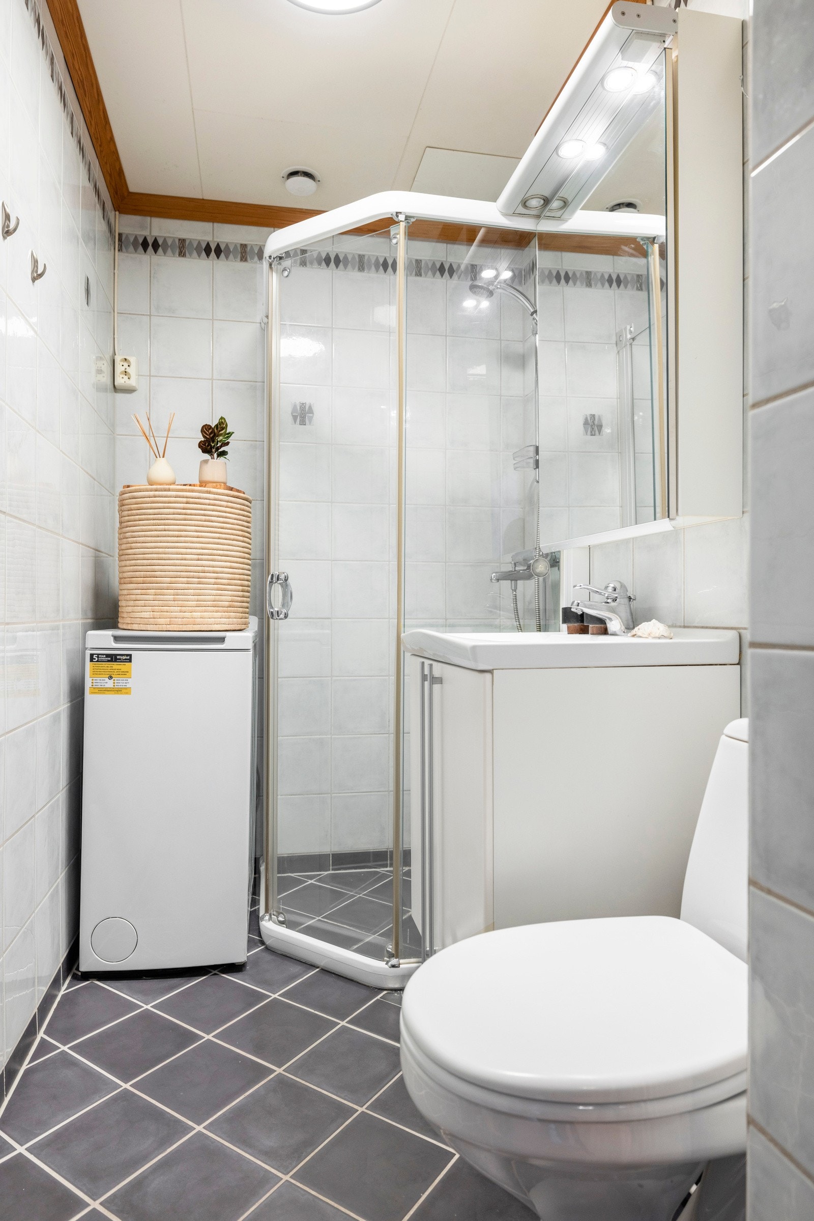 - Pent flislagt bad med gulvvarme og opplegg for vaskemaskin - Galleribilde