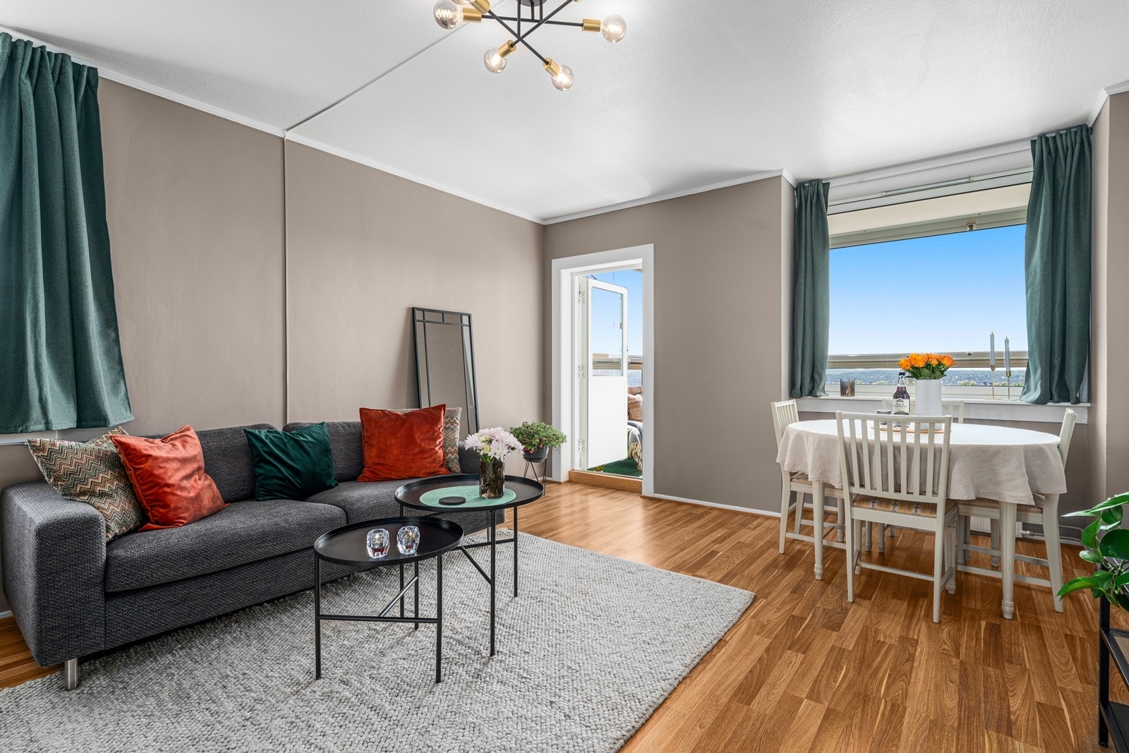 Romslig stue på ca. 21 kvm Galleribilde