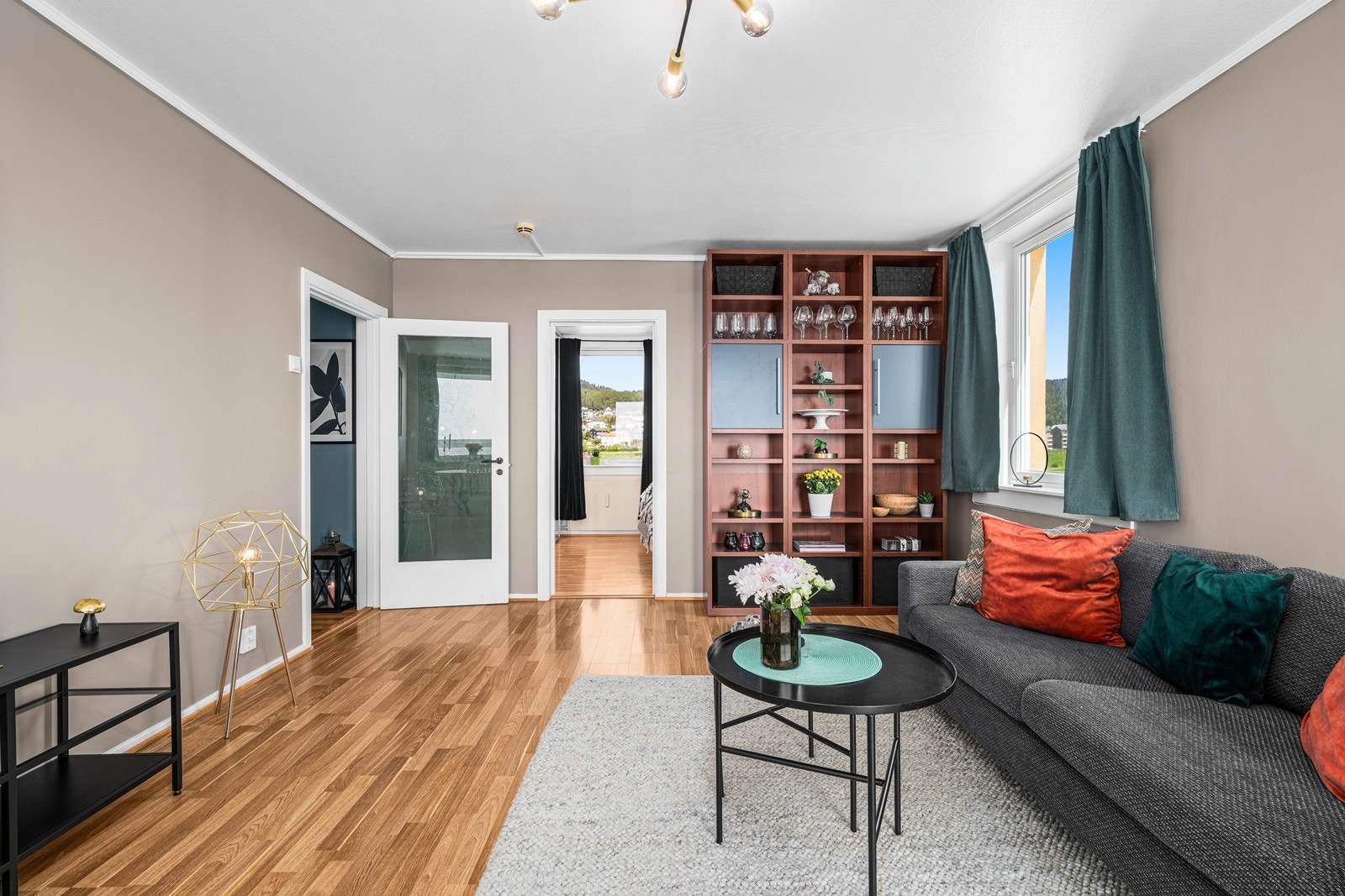 Entré, stue, kjøkken og to soverom ble overflateoppusset i 2024/2025 Galleribilde