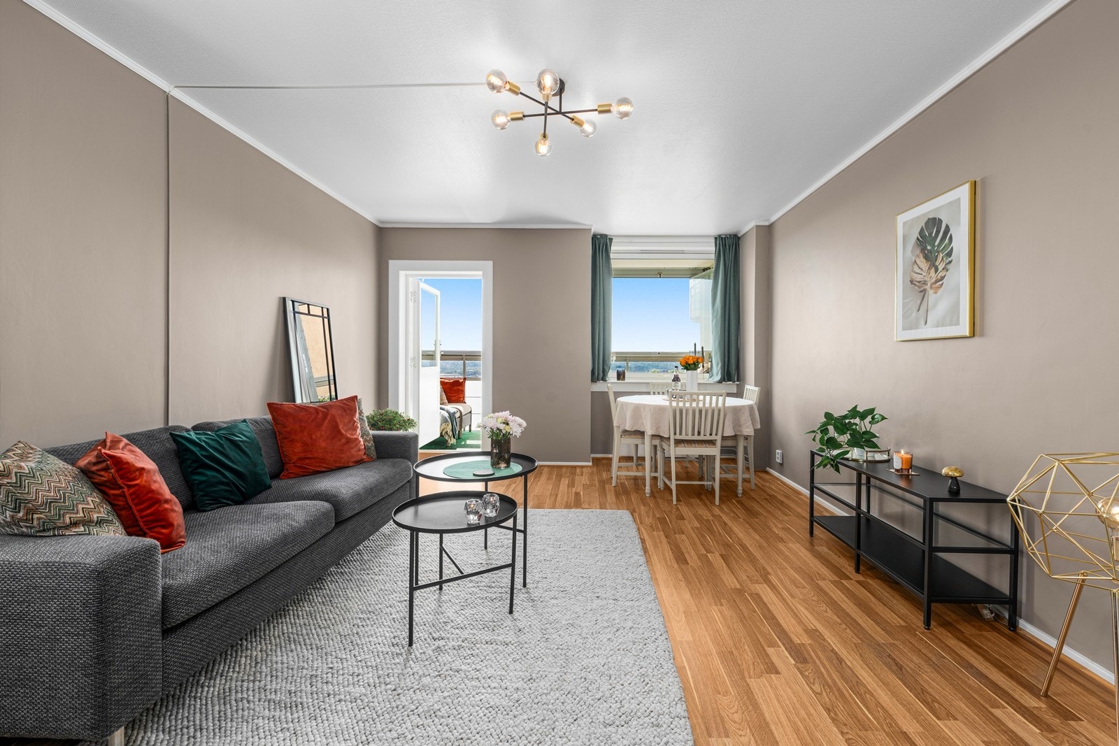 Fra stua er det utgang til balkong på ca. 8 kvm Galleribilde