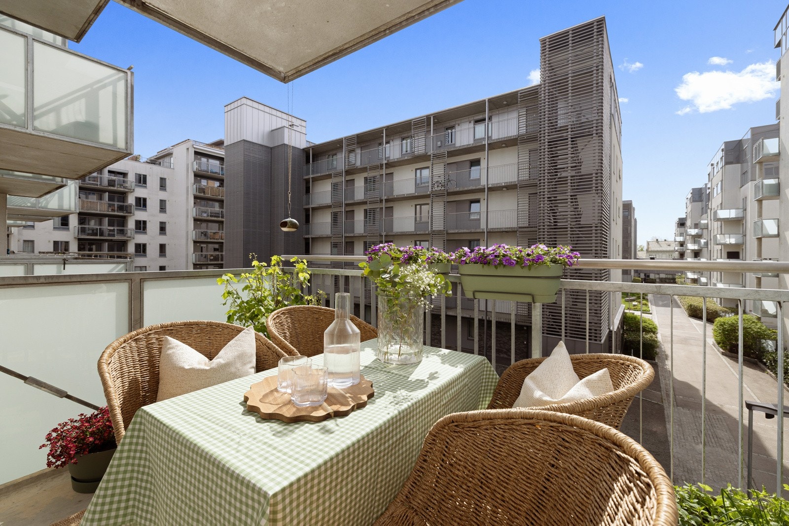 Balkongen fungerer utmerket som en forlengelse av boligen i sommerhalvåret. Galleribilde