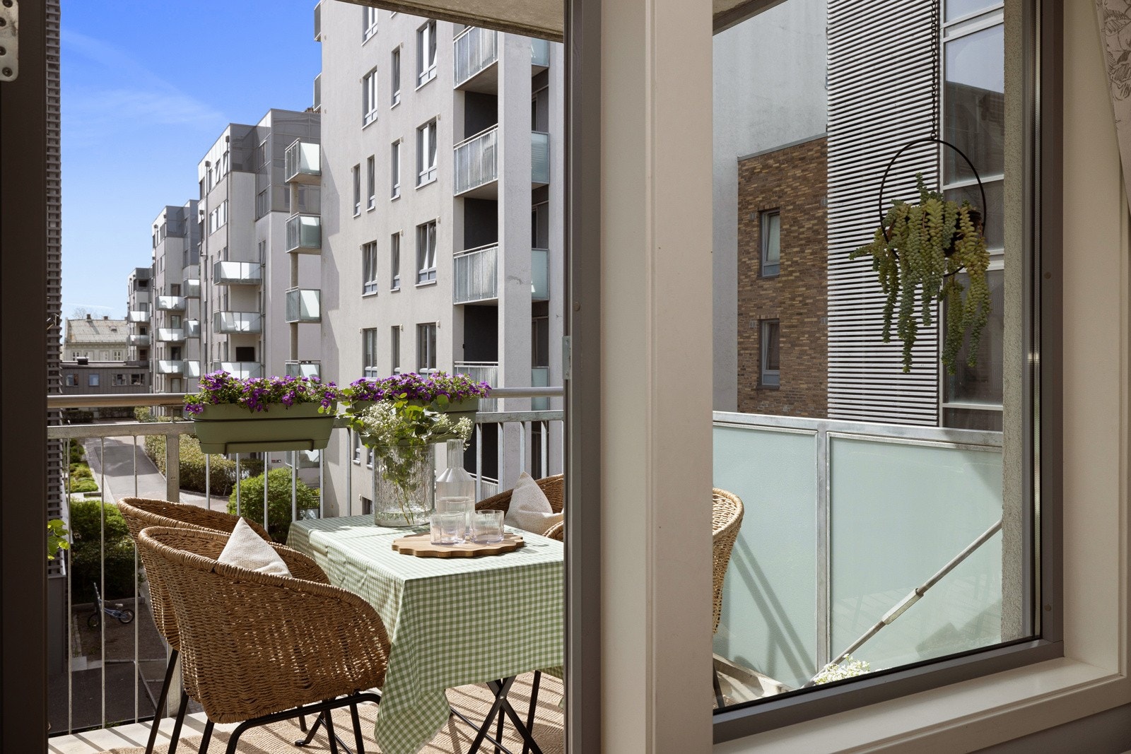 Plass til sittegruppe for hyggelig sammenkomster, grill og beplantning. Galleribilde