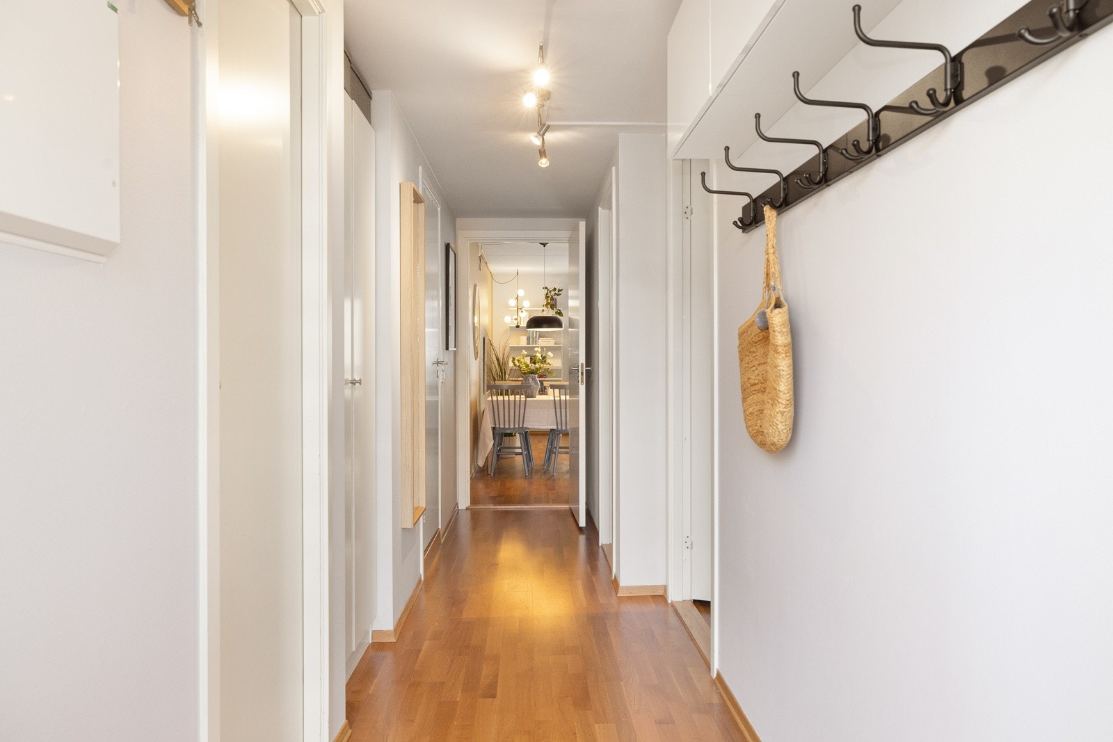 Hyggelig entré med plass til oppheng av klær og plassering av sko. Galleribilde