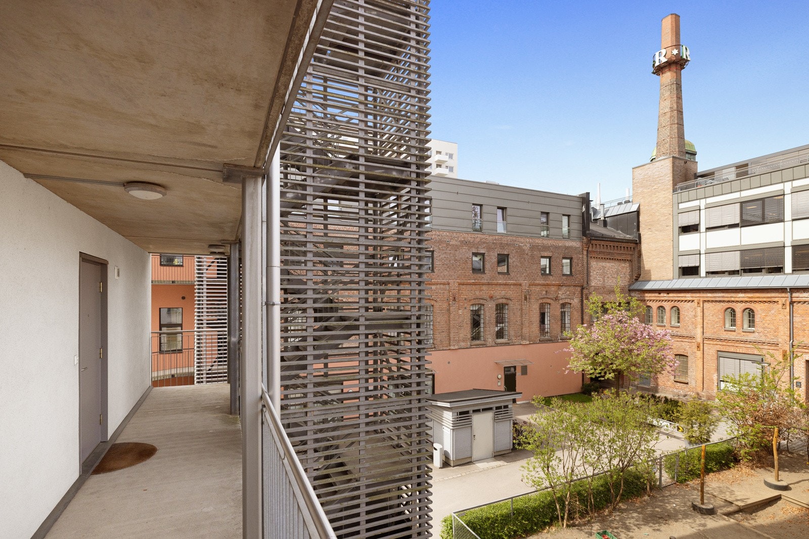 Svalgang inn mot leiligheten. Galleribilde