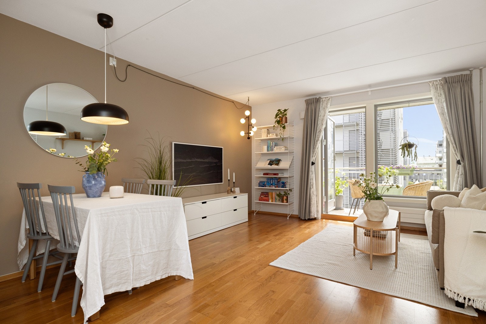 Svært romslig stue med store vinduer og adkomst til solrik balkong som gir gode, innvendig lysforhold, samt en hyggelig utsikt. Galleribilde