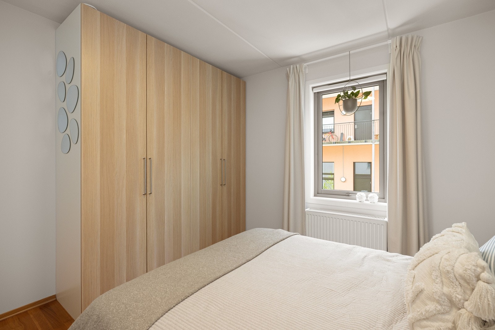 Stort garderobeskap gir rikelig med oppbevaringsplass. Galleribilde