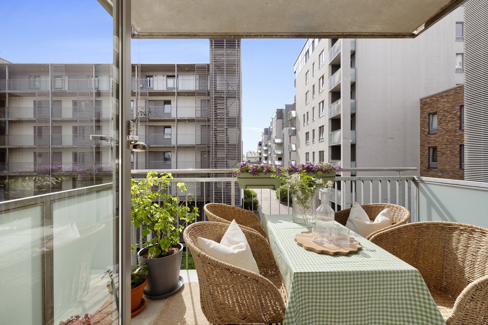 Direkte adkomst via stue ut til fantastisk, solrik og sydvendt balkong på 6 kvm vendt mot opparbeidet fellesområder. Galleribilde