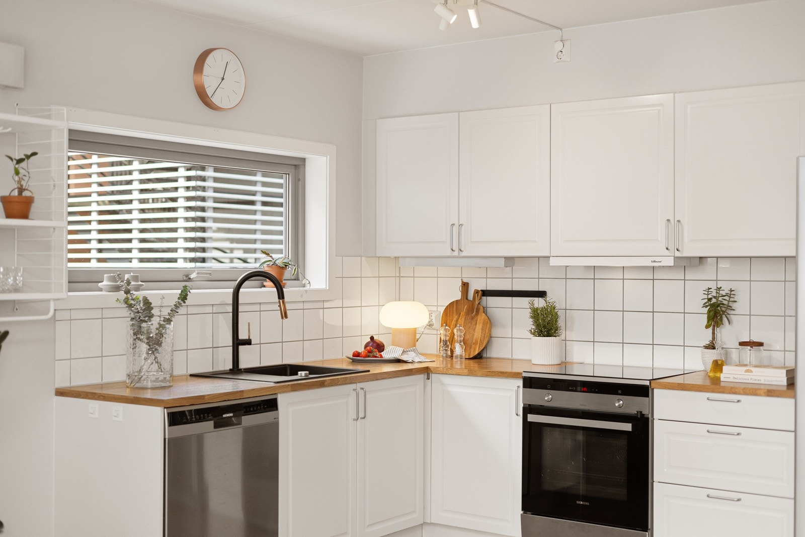 Siden boligen er en endeleilighet er det også et hyggelig vindu over kjøkkenbenken som gir en hyggelig utsikt og godt lysinnslipp. Galleribilde