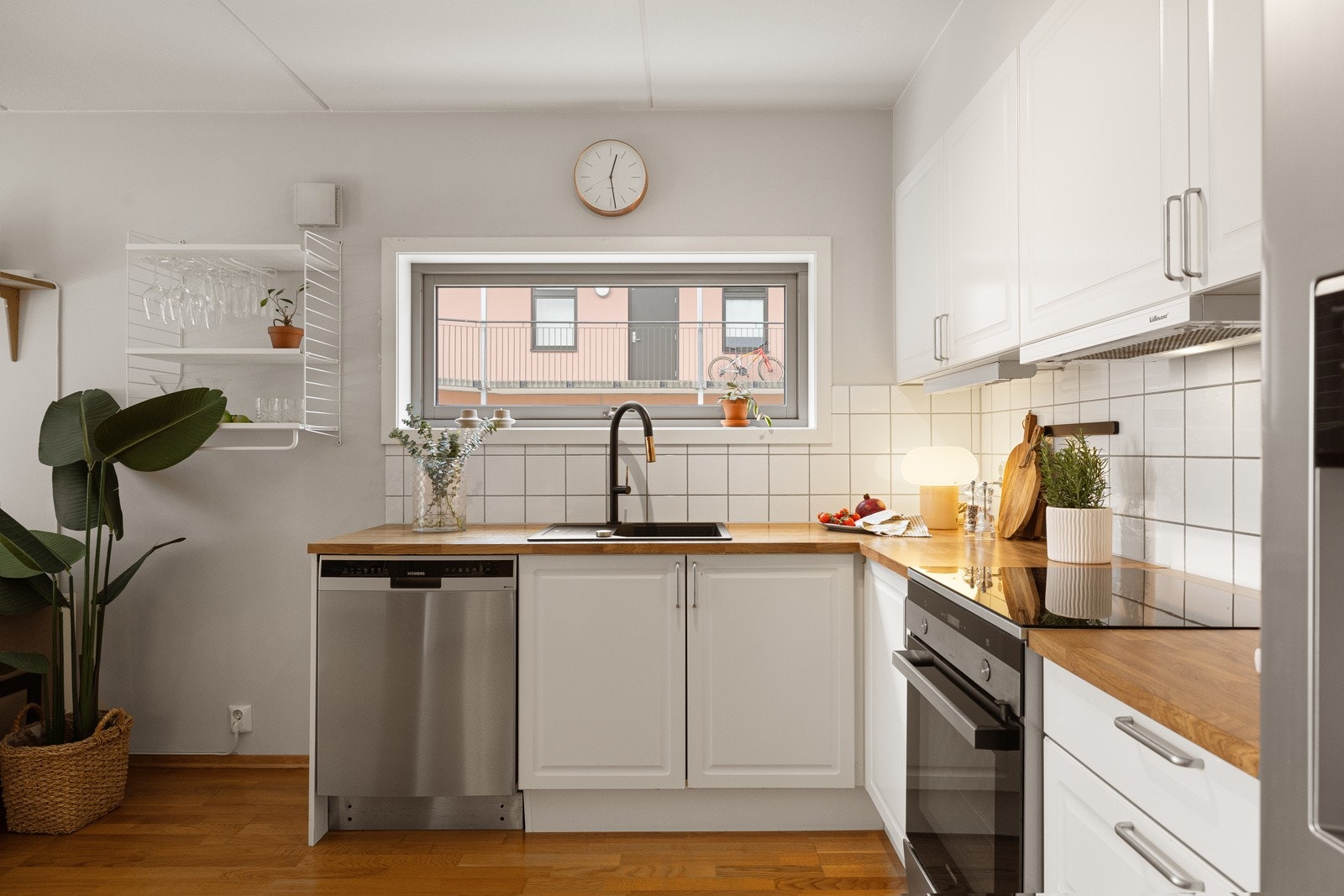 Pen innredning fra byggeår med rikelig skap- og benkeplass. Utrekkbart blandebatteri med dusjfunksjon. Galleribilde