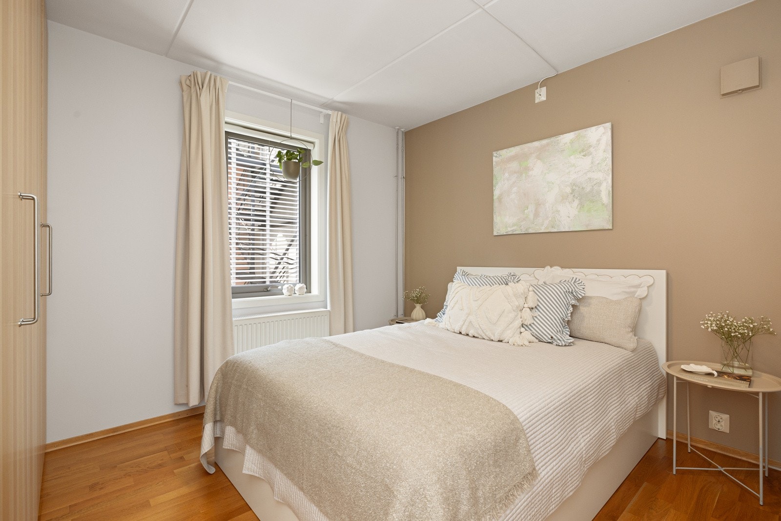 Hovedsoverom med plass til dobbeltseng og nattbord. Galleribilde