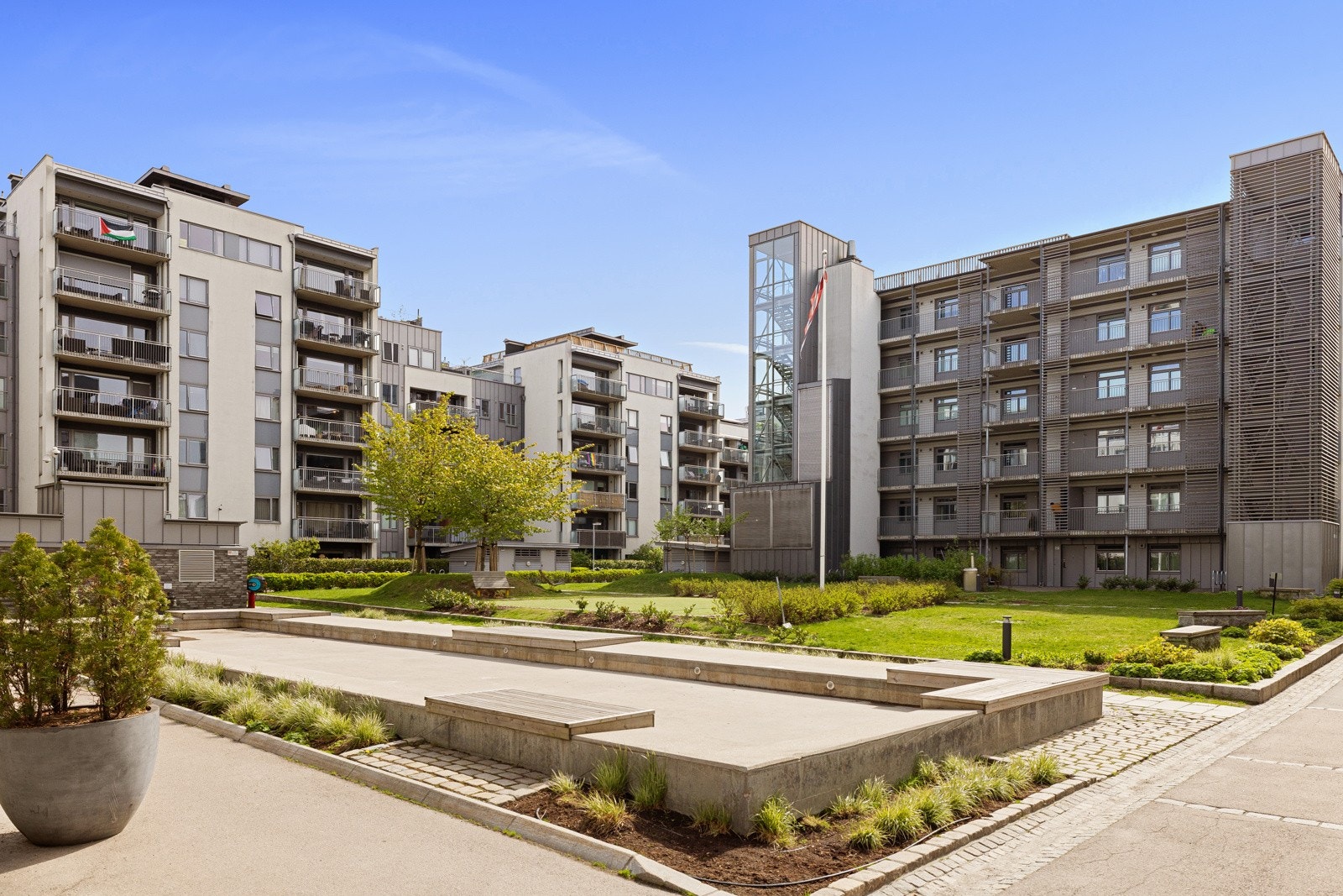 Svært store og flotte fellesområder som er pent opparbeidet med gangstier, gressplen, beplantning og sittegrupper. Galleribilde