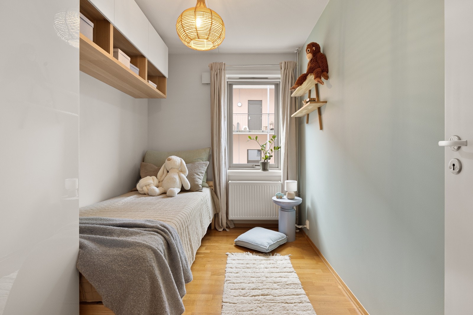 Soverom med plass til seng, nattbord, garderobeskap / kontorpult. Passer utmerket til gjesterom, barnerom eller kontor - alt etter eget ønske og behov. Galleribilde