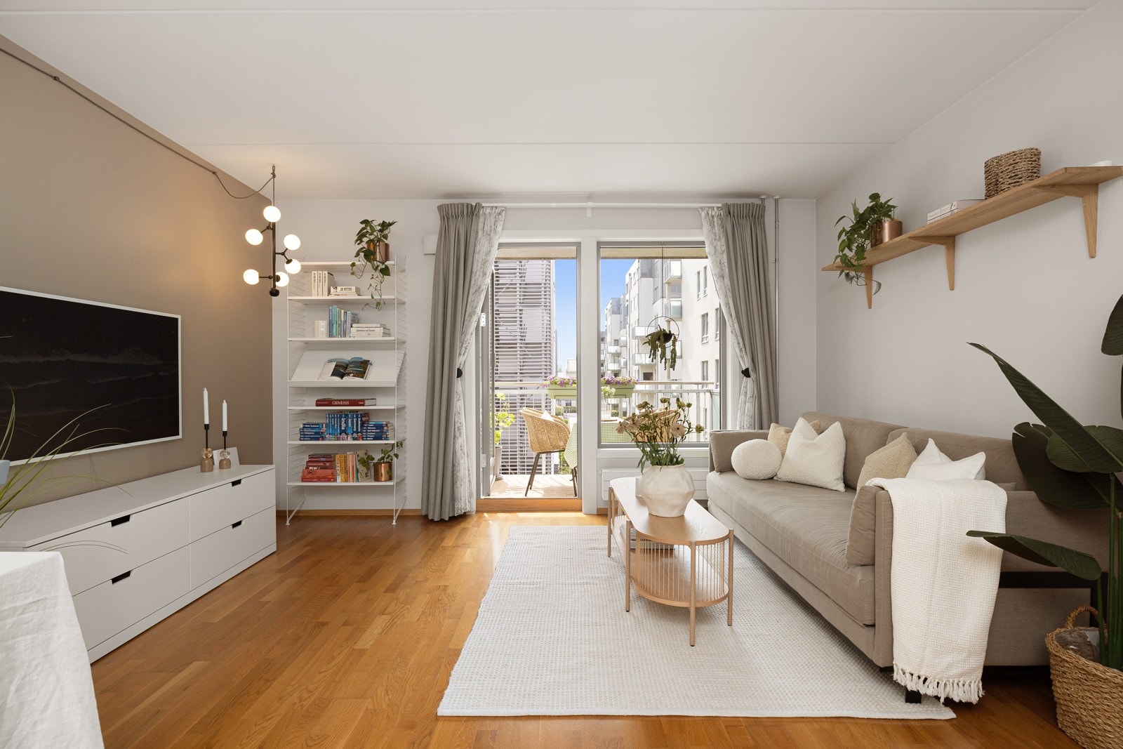 Boligen har lysmalte vegger og parkett på gulv. Galleribilde