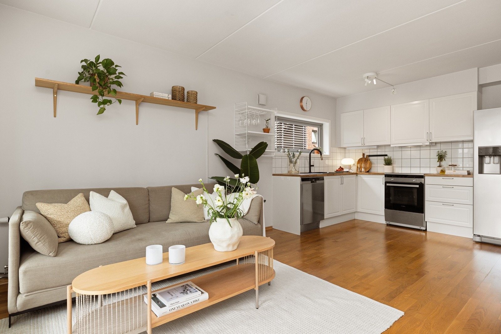 Flotte møbleringsmuligheter med god plass til spisebord, sofaseksjon og tilhørende møblement. Galleribilde