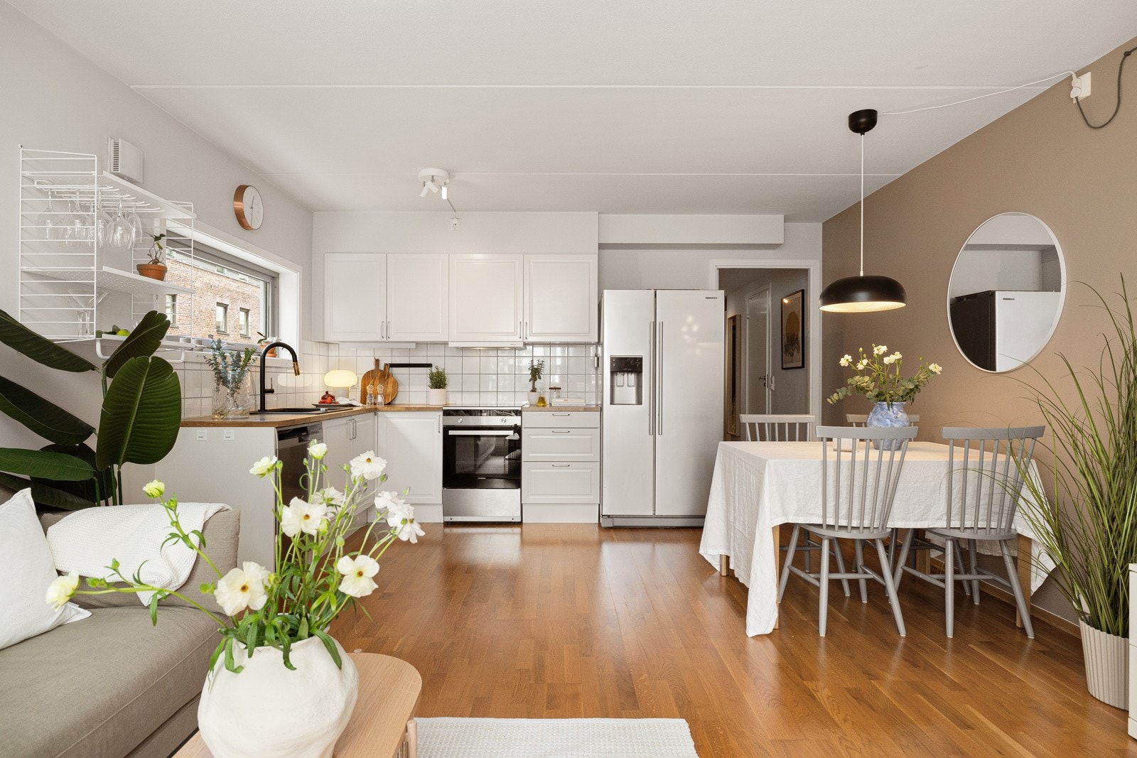 Luftig og åpen planløsning gir et stort, hyggelig og sosial rom. Galleribilde