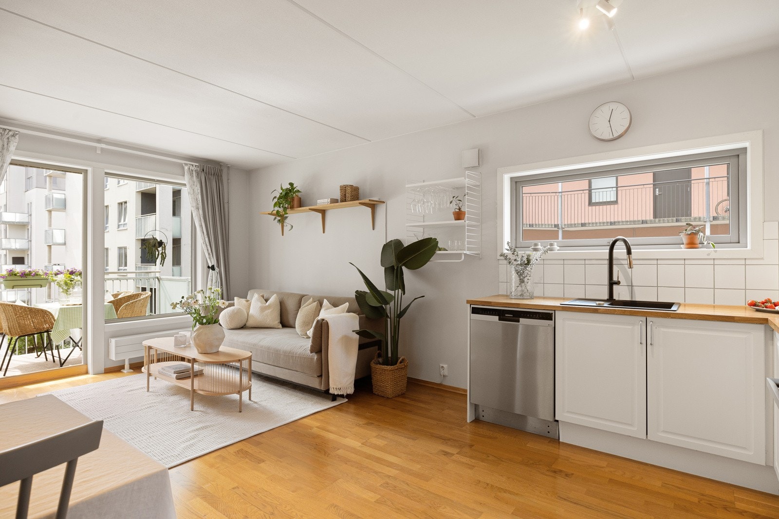 Kjøkkenet ligger i åpen løsning mot stuen. Galleribilde