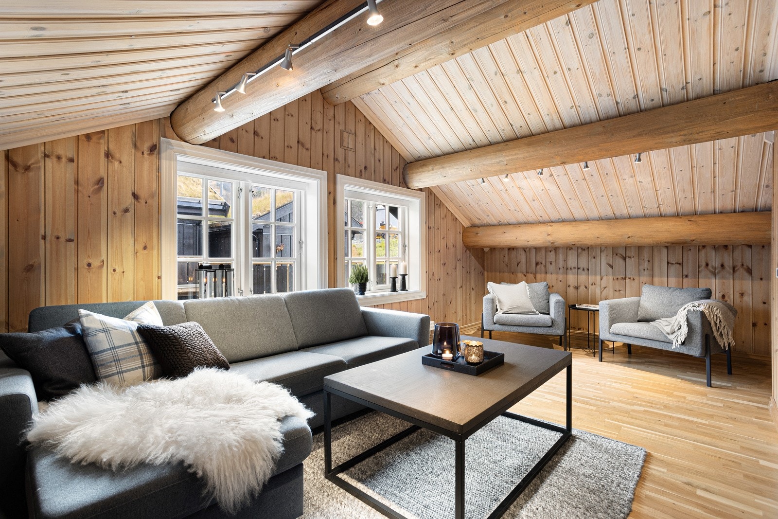 Lys og fin stue med god plass til sittegrupper Galleribilde