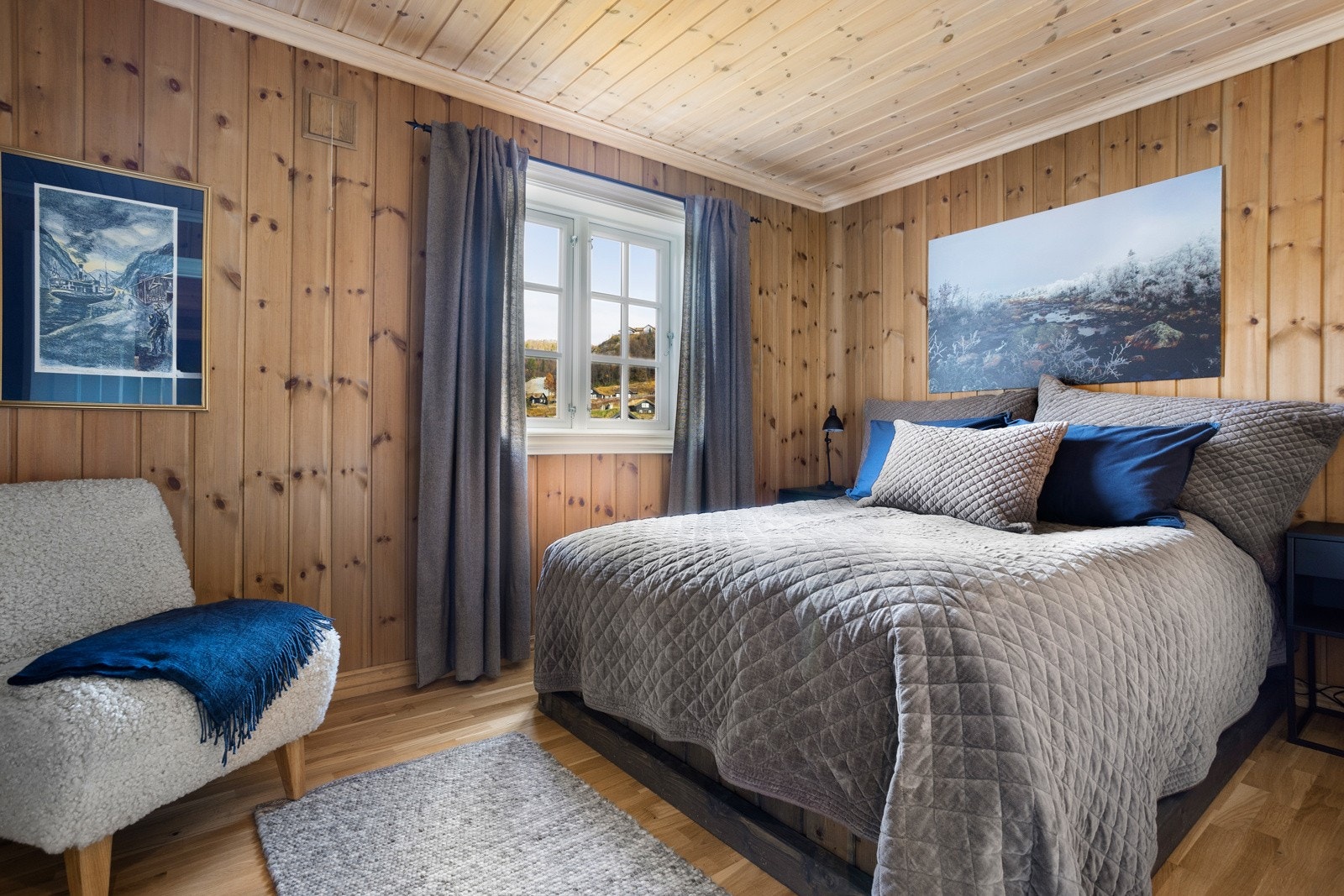 Soverom I - Hovedsoverom med dobbeltseng og et større garderobeskap Galleribilde