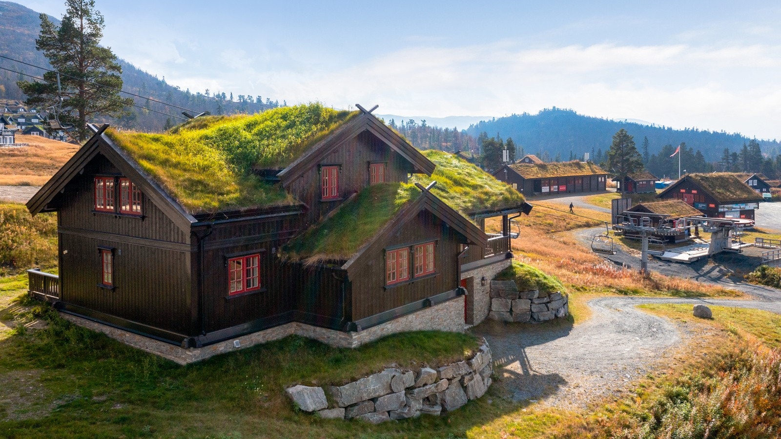 Flotte steinmurer som rammer inn eiendommen Galleribilde