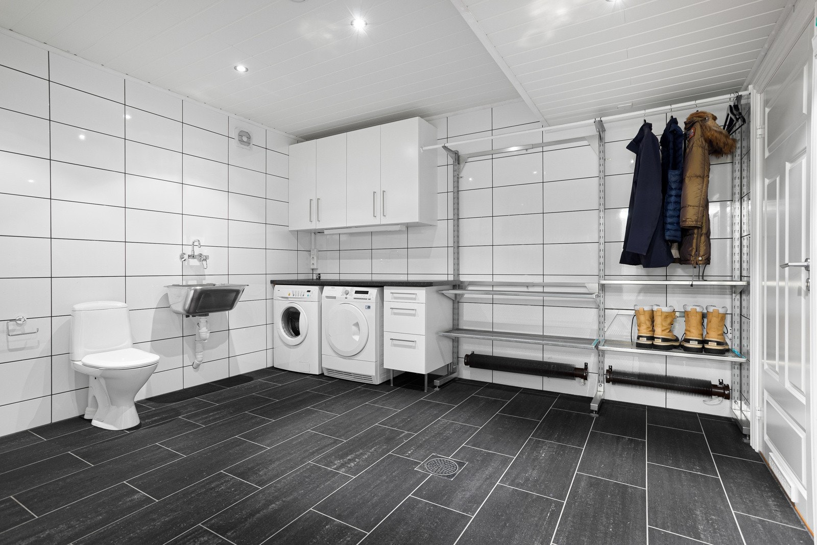 Praktisk vaskerom med alle fasiliteter. Skittentøysjakt fra 1.etg og 2.etg ned til vaskerommet Galleribilde
