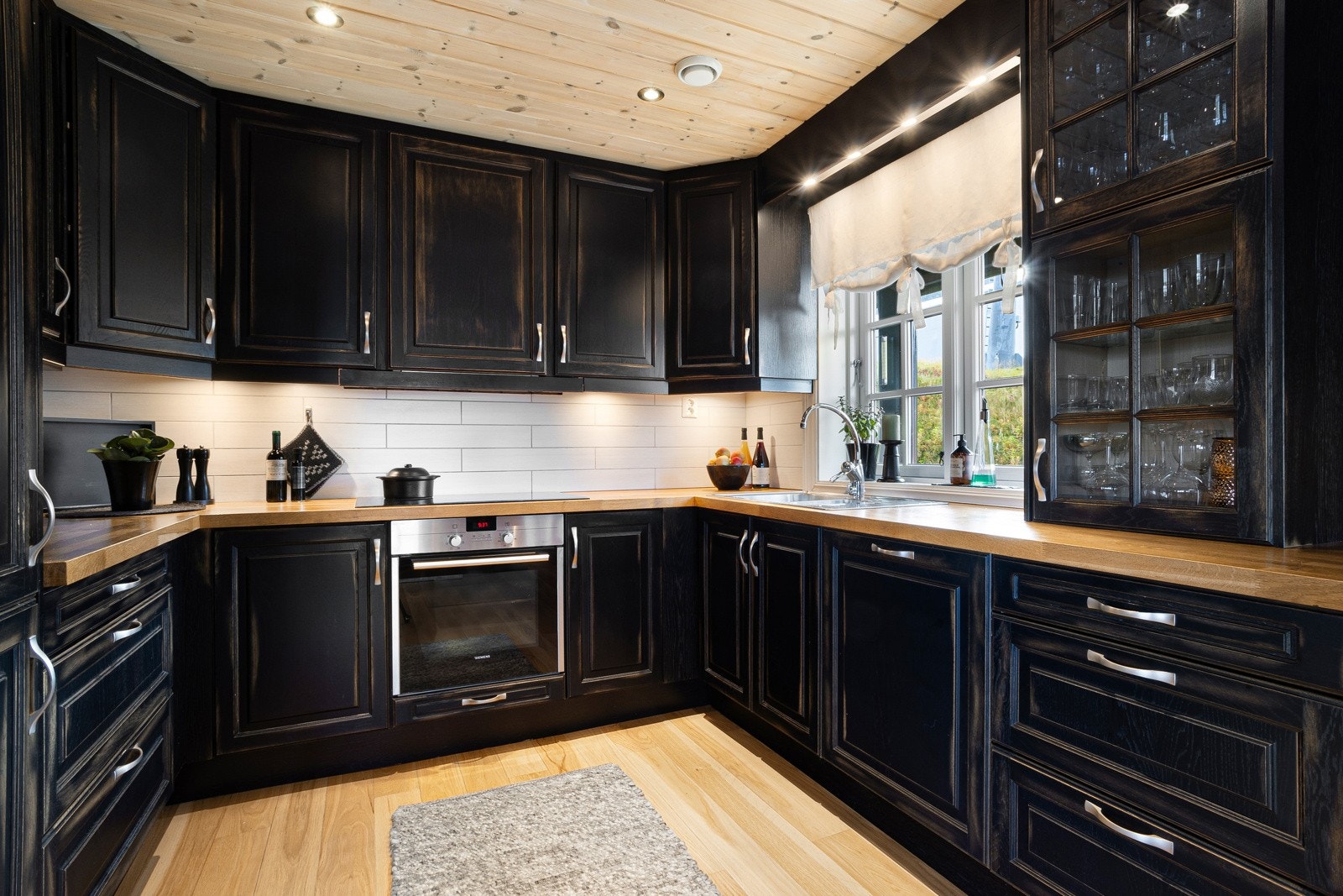 Stilrent kjøkken i antikk sort med benkeplate i heltre eik Galleribilde