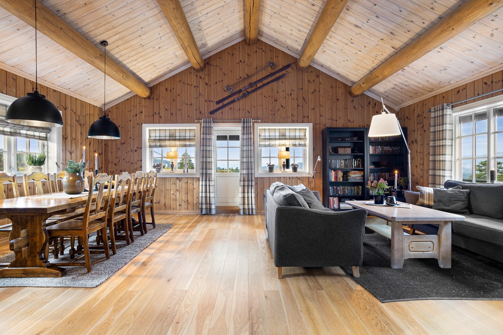 Koselig stue med god takhøyde og utsikt til Raulandsfjellene Galleribilde