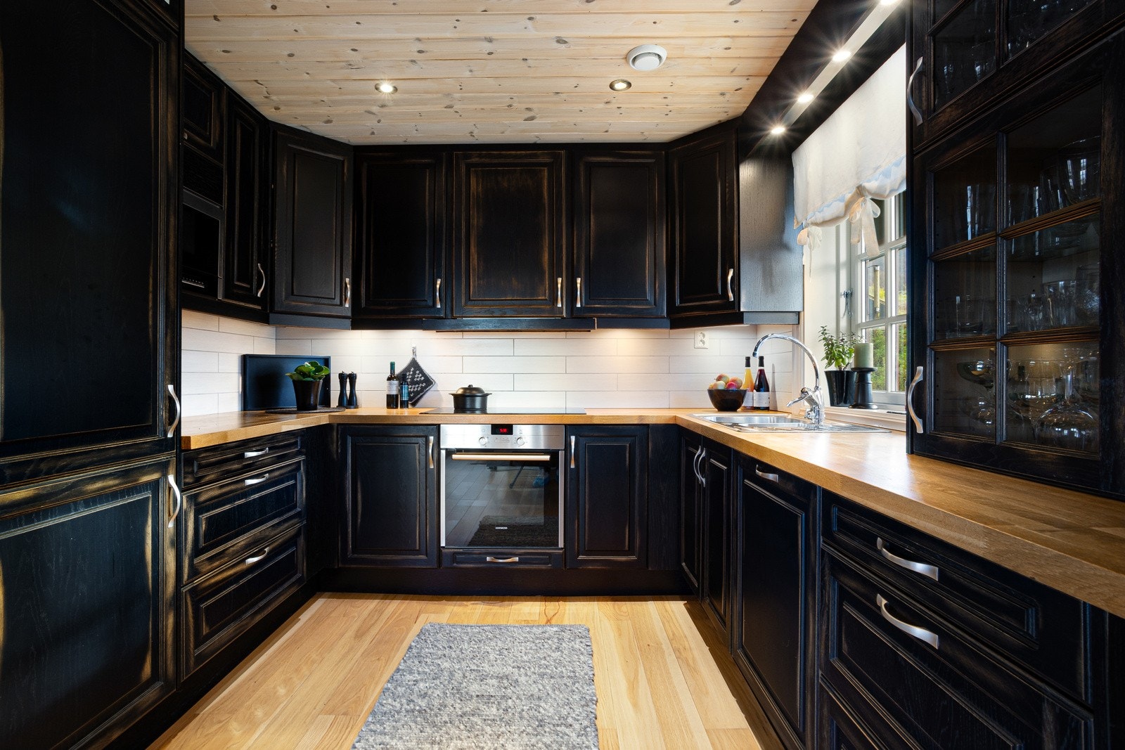 Integrerte hvitevarer og fliser mellom skapene Galleribilde