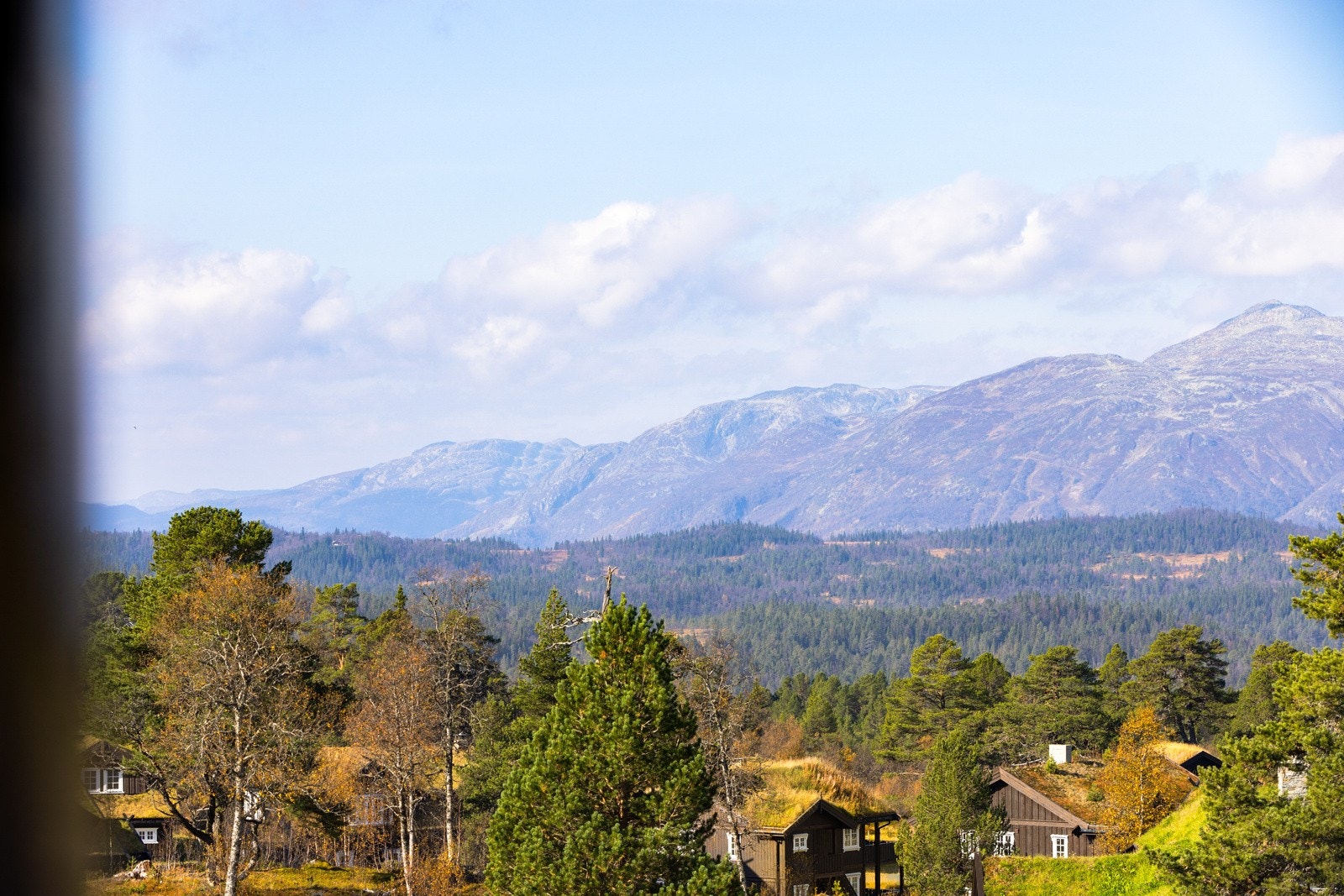 Fra stua er det flott utsikt til Raulandsfjell hvor man ser solnedgangen Galleribilde