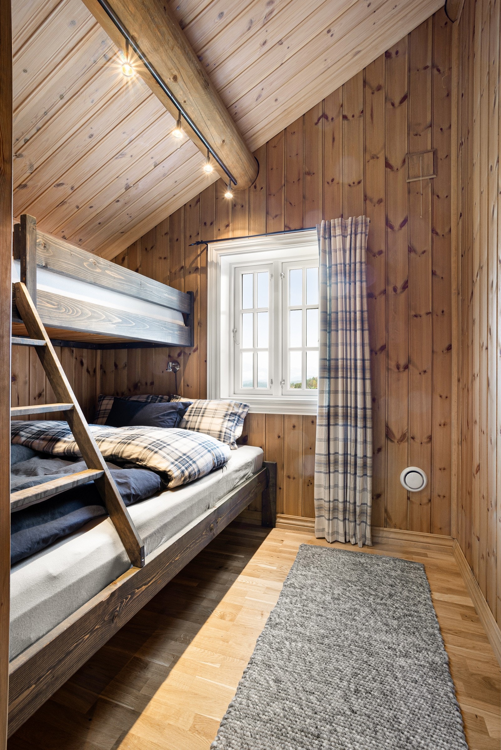 Soverom IV med plassbygget familiekøye Galleribilde