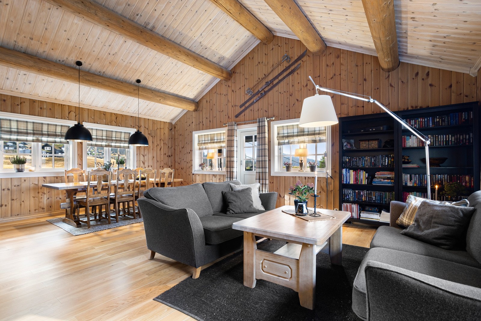 Fra stuen er det direkte utgang til solrik og overbygget veranda Galleribilde