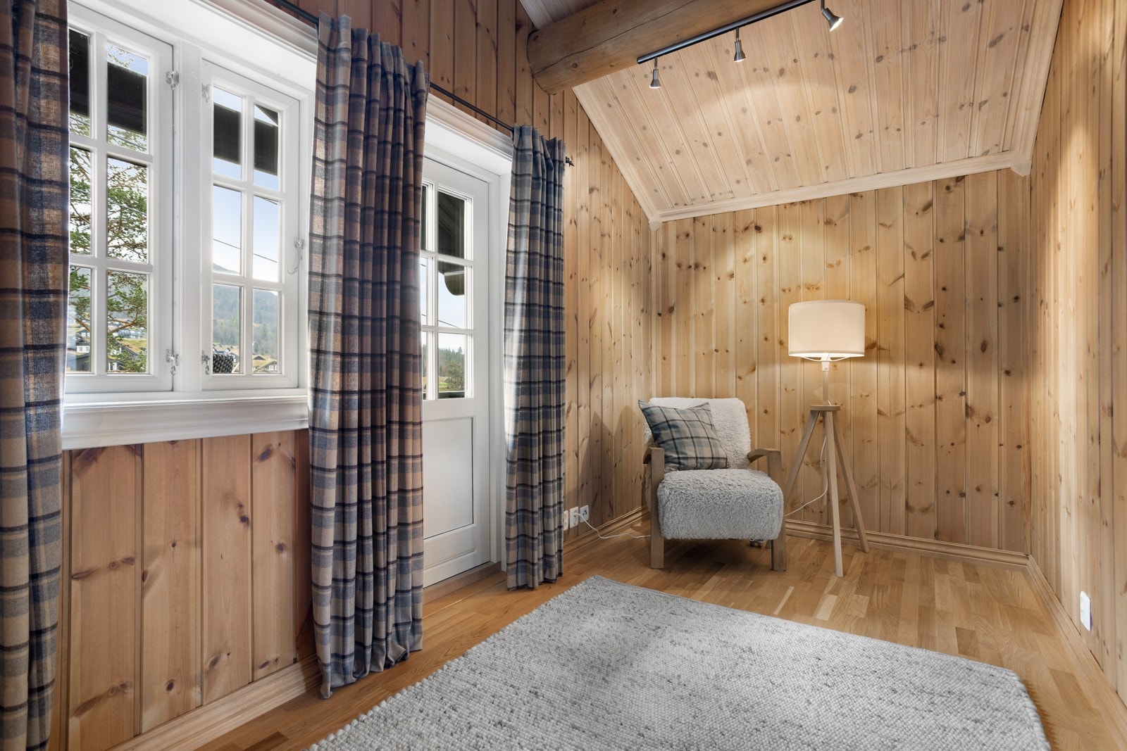 Soverom VI, Utgang til balkong med utsikt over skibakken og fjellene i sør Galleribilde