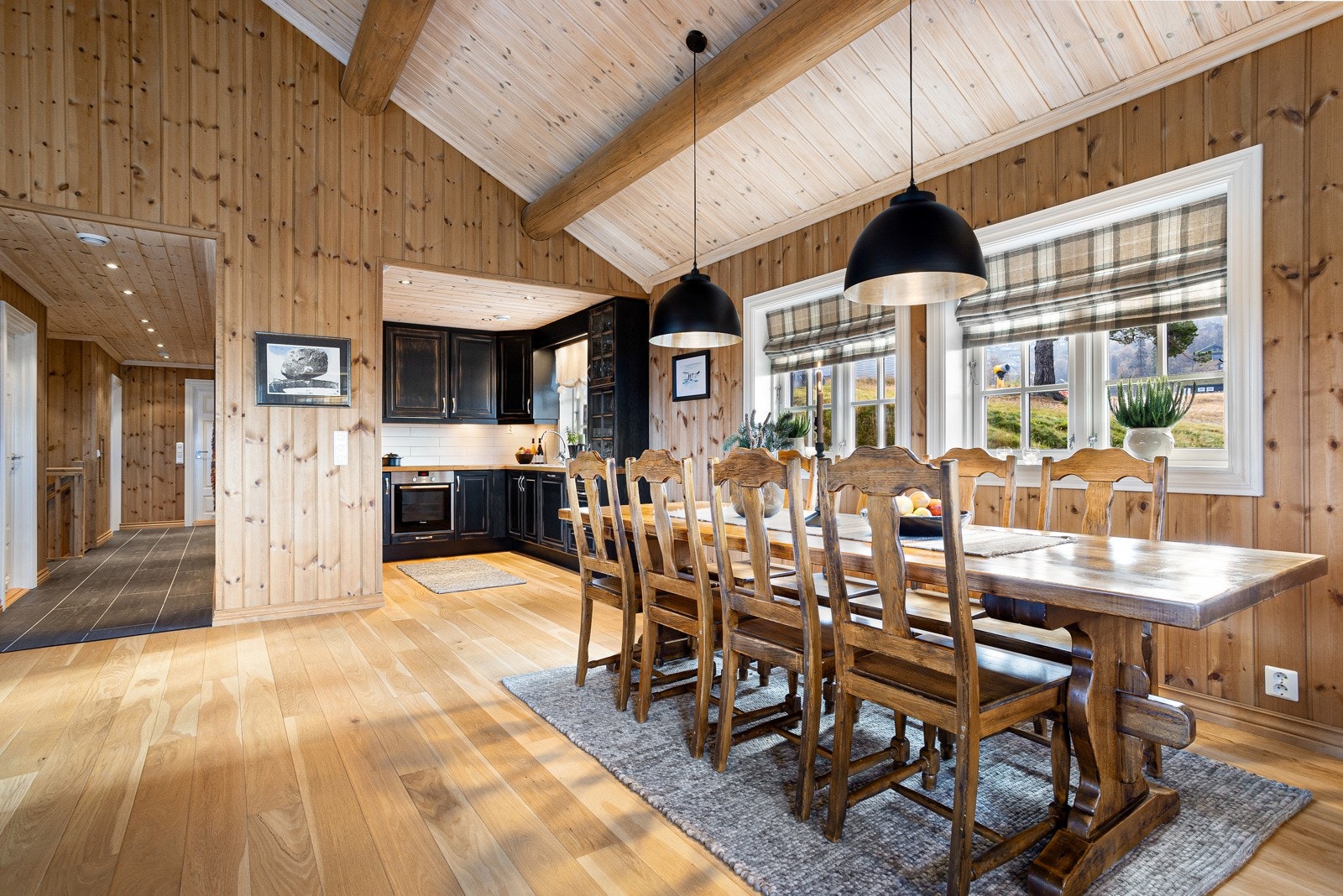 I tilknytning til kjøkkenet er det god plass til et stort langbord Galleribilde