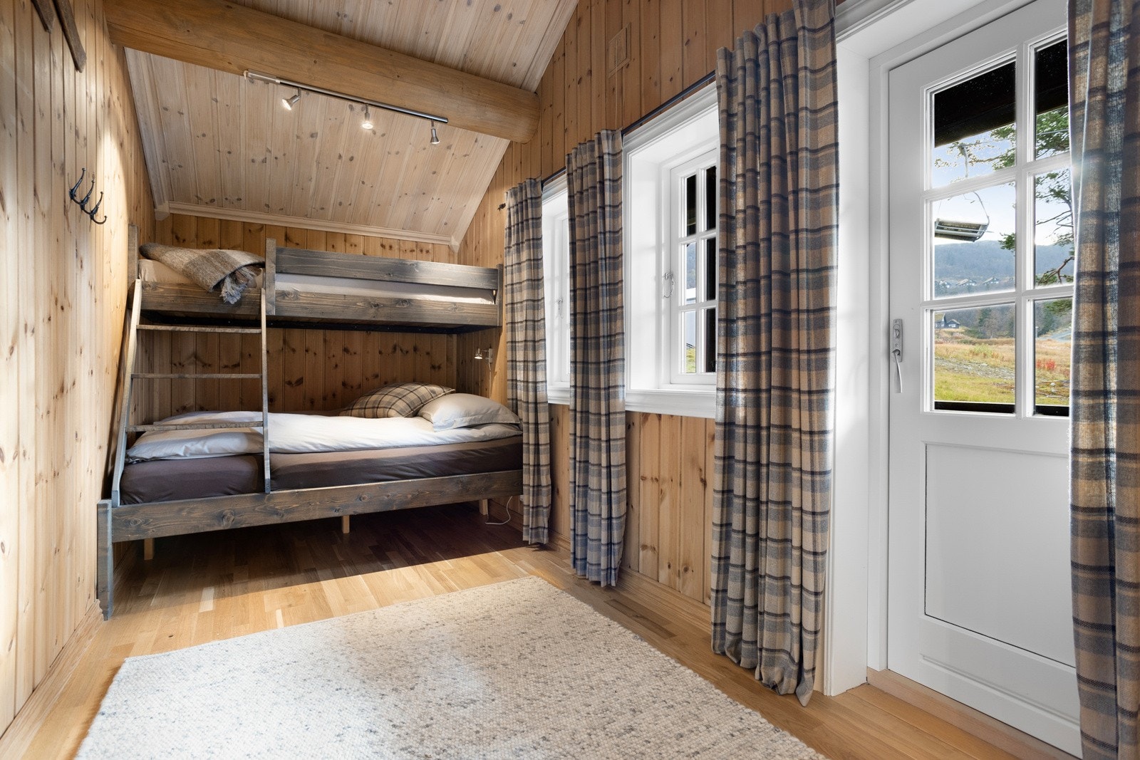 Soverom VI er et større soverom med familiekøye og plass til sofamøblement Galleribilde