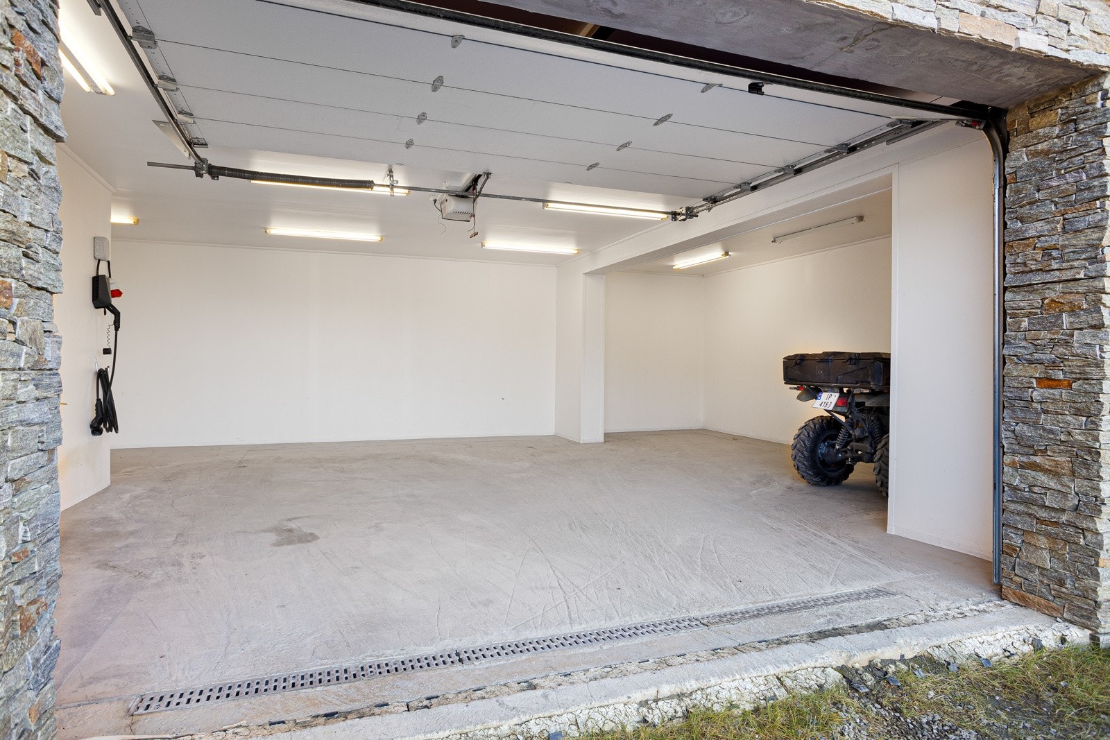 Garasje på ca. 60 kvm med plass til 2(3) biler. Elektisk portåpner og god plass til lagring av ved og utemøbler Galleribilde