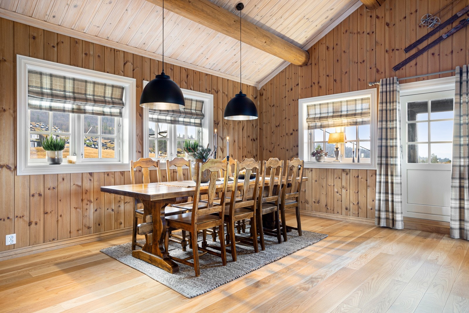 Spisestue med plass til å holde selskap. Spisestuen rommer ca. 12 personer slik den er innredet idag, men har plass til ytterligere spisemøblement Galleribilde