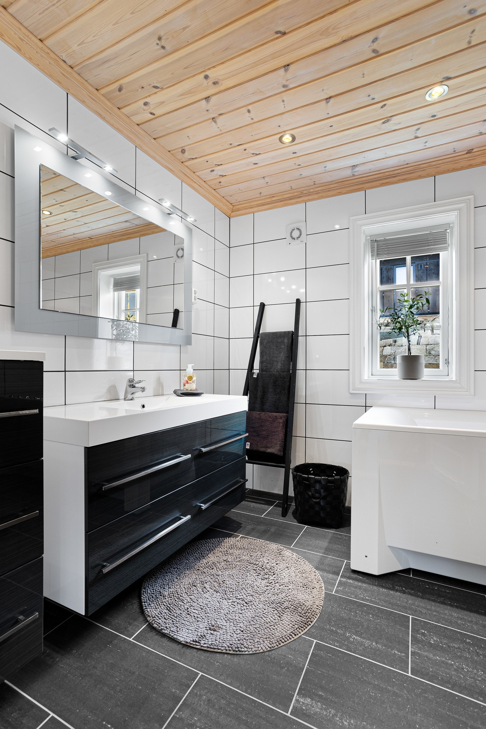 Meget delikat baderom med alle fasiliteter. Flislagte gulv og vegger samt downlights i himlingen Galleribilde