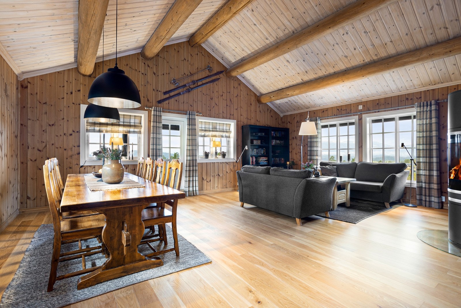 Stuedelen har røstet tak med god takhøyde og mye vinduer som slipper inn rikelig med dagslys, og som gir en god atmosfære i rommet Galleribilde