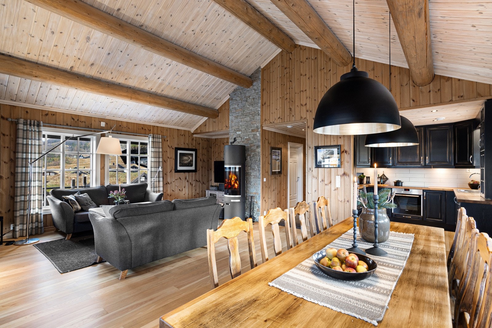 Nyt et bedre måltid, gode samtaler og brettspill til lyden av knitrende flammer Galleribilde